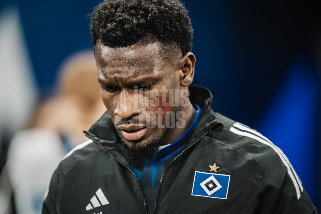 Fußball | Männer | Saison 2025/2026 | 1. Fußball-Bundesliga | 17. Spieltag | Hamburger SV vs. Bayer 04 Leverkusen | 04.03.2026 | Bakery Jatta (#18, HSV) beim Einlauf ins Stadion