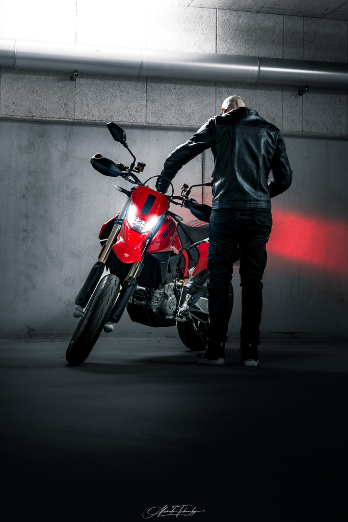 Hypermotard 698 Mono | Entdecken Sie die faszinierende Welt von Alexander Tschuncky Arts: Kreative Fotografie, atemberaubende Automobilkunst und hochwertiger Bilderdruck. Lassen Sie sich inspirieren! - Realisiert mit Pictrs.com