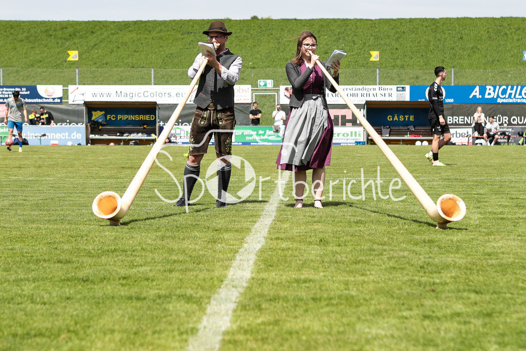 FC Pipinsried - SV Wacker Burghausen | In der Halbzeitpause gibt es Bayrische Tradition / Alphorn / Symbolbild / Bayern / Bayerische