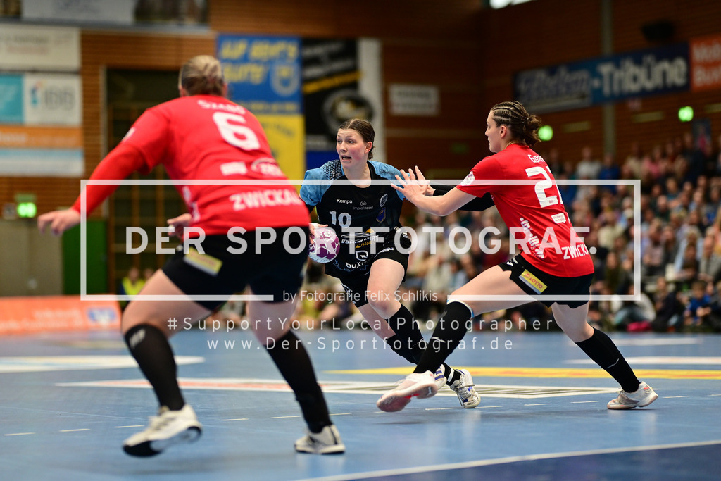 Handball I Frauen I Saison 2024-2025 I 1. HBF I Play-Down Halbfinale I Buxtehuder SV - BSV Sachsen Zwickau I 68956 | Anika Hampel (10, Buxtehuder Sportverein) (Jenny Choinowski (27, BSV Sachsen Zwickau) - Realized with Pictrs.com
