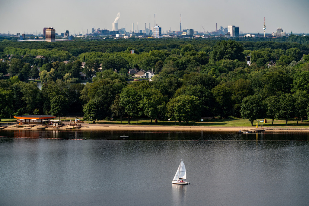 JT-210805 | Die Sechs-Seen-Platte, ein Naherholungsgebiet in Süden von Duisburg, beim Stadtteil Wedau, 6 ehemalige Kiesgruben, Blick über den Wolfssee, vom Aussichtsturm, Skyline von Duisburg,  NRW, Deutschland,  - Realisiert mit Pictrs.com
