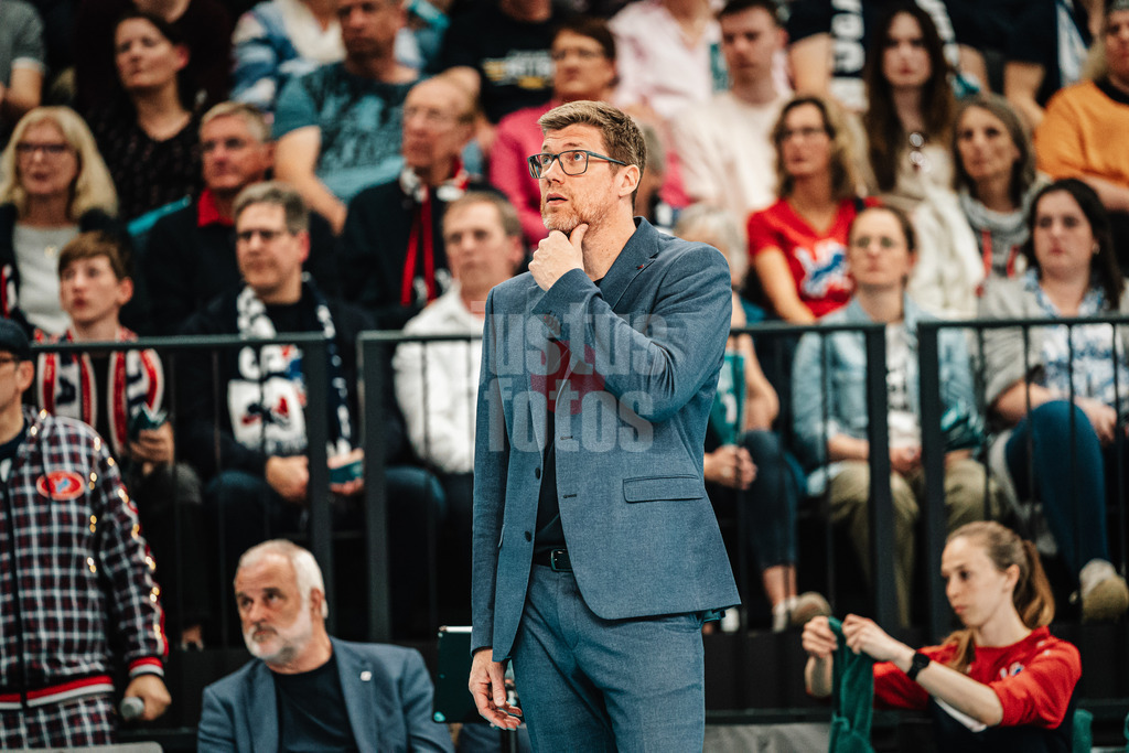 Volleyball | Herren | Saison 2024/2025 | 1. Volleyball Bundesliga Männer | Halbfinale | SVG Lüneburg vs. VfB Friedrichshafen | 05.04.2025 | Trainer Stefan Hübner (SVG Lüneburg) grübelt