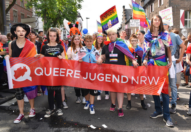 Gay-Pride Köln 22/Rheinische Anzeigenblätter | High End Portraits. Einzelportrait Paarportrait Gruppenportrait Künstlerportrait Bandportzait Bühnenfotografie Fashion Lifestyle Urbanlife  - Realisiert mit Pictrs.com