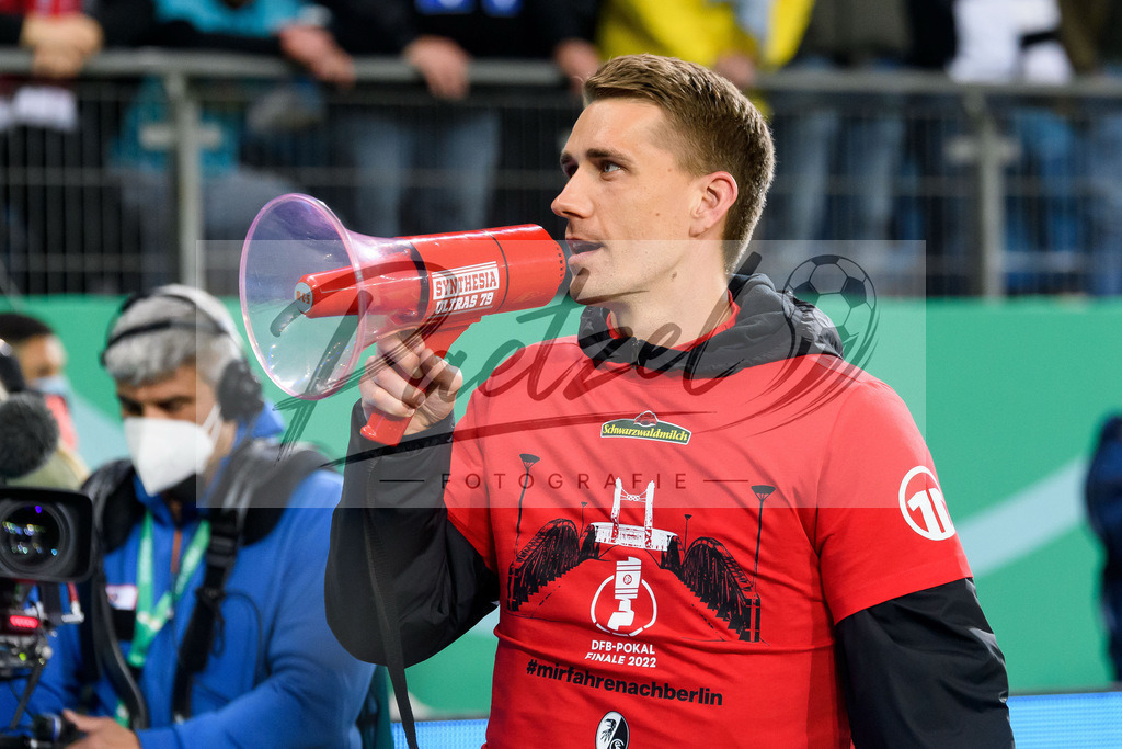 HSVSCF20220419_440 | Fussball, Herren: Nils Petersen (SC Freiburg) schaut beim DFB-Pokal-Halbfinalspiel zwischen Hamburger SV und SC Freiburg im Volksparkstadion am 19.04.2022 in Hamburg, Deutschland.DFB / DFL REGULATIONS PROHIBIT ANY USE OF PHOTOGRAPHS AS IMAGE SEQUENCES AND/OR QUASI-VIDEO. - Realisiert mit Pictrs.com