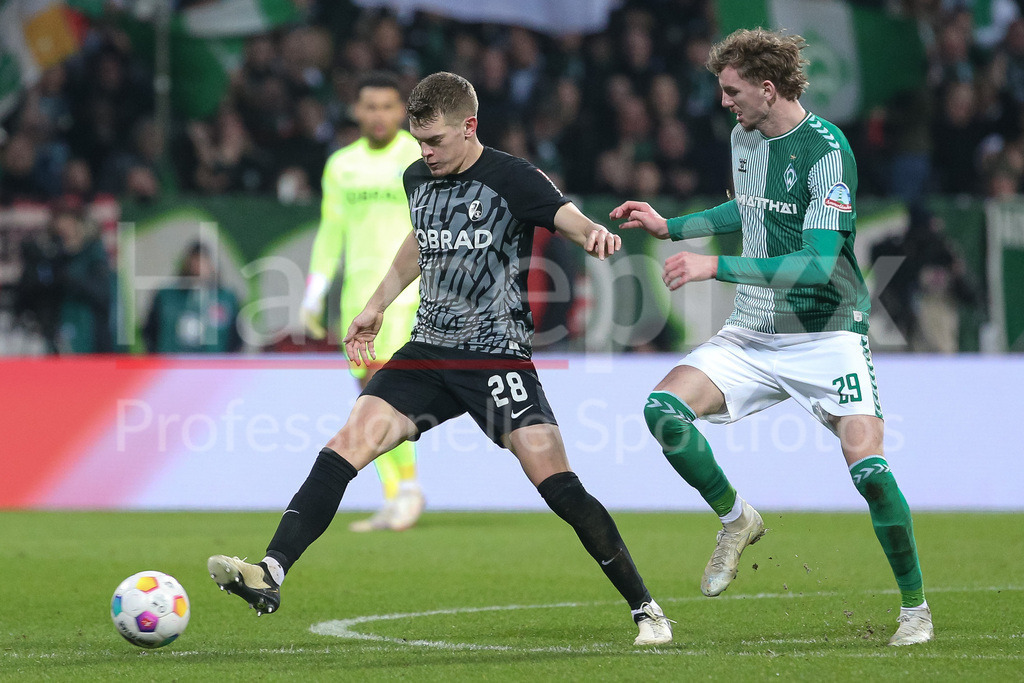 Fussball, Bundesliga, SV Werder Bremen - SC Freiburg | v.li.: Matthias Ginter (SC Freiburg, 28) und Nick Woltemade (SV Werder Bremen, 29) im Zweikampf, Duell, Dynamik, Aktion, Action, Spielszene, DIE DFL-RICHTLINIEN UNTERSAGEN JEGLICHE NUTZUNG VON FOTOS ALS SEQUENZBILDER UND/ODER VIDEOÄHNLICHE FOTOSTRECKEN. DFL REGULATIONS PROHIBIT ANY USE OF PHOTOGRAPHS AS IMAGE SEQUENCES AND/OR QUASI-VIDEO.