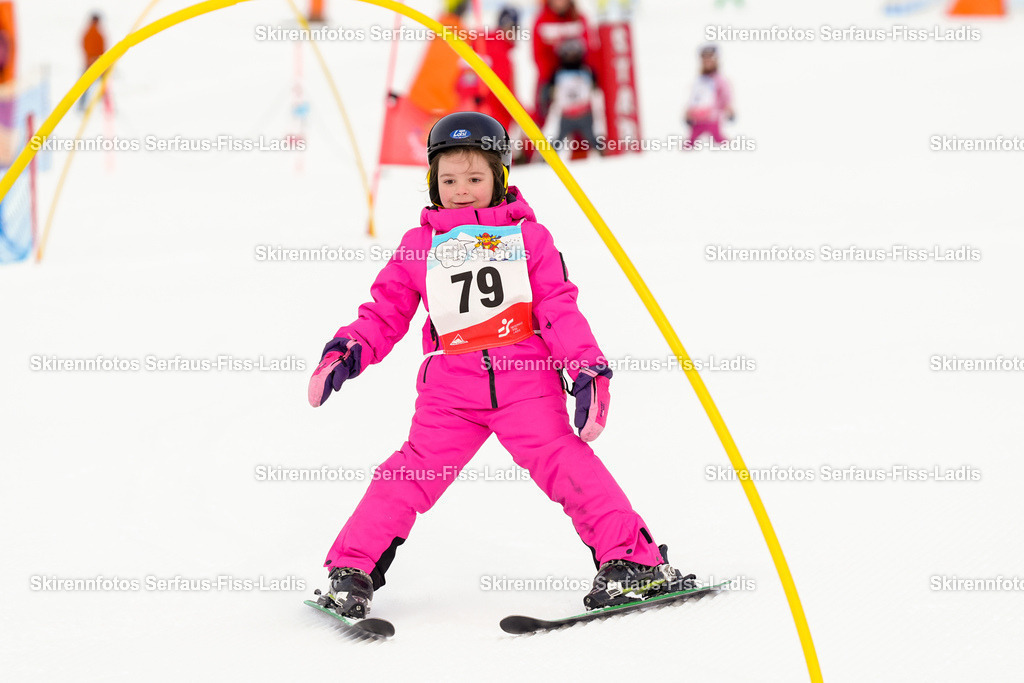 SRF_02.01.2026_0001 | Skirennfotos,Serfaus,Fiss,Ladis,Kinderskirennen,Winter,Tirol,Oberland,skirace,SFL,feelfree,weil wir's genießen,ski,Ski,skifahren,Sonnenplateau, - Realisiert mit Pictrs.com