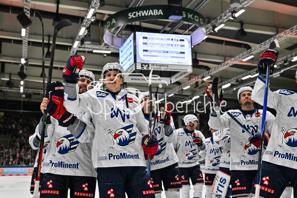 Augsburger Panther - Adler Mannheim | Die Spieler der Adler feiern zusammen mit den Fans mitgereisten Fans den Auswärtssieg in Augsburg / DEL: Augsburger Panther - Adler Mannheim; Curt Frenzel Stadion am 14.09.2025