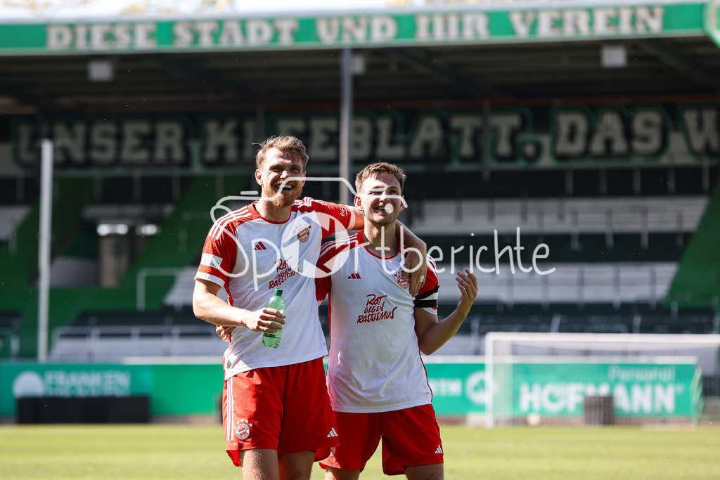 SpVgg Greuther Fürth II - FC Bayern Amateure | Die Spieler der FC Bayern Amateure feiern zusammen mit den Fans den 1-2 Auswaertssieg bei der SpVgg Greuther Fuerth II / Steve BREITKRUEZ (FCB #26) / Timo KERN (FCB #10)