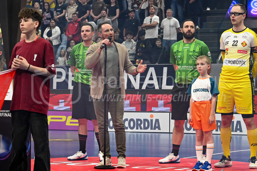 Zug United - HC Rychenberg - 25. April 2026 | Der ehemalige Spitzen-Unihockeyspieler Rinaldo Walser singt die Nationalhymne am L-UPL Superfinal-Spiel zwischen Zug United und HC Rychenberg am 25. April 2026 in der BCF Arena, Fribourg, Schweiz.Bild: Sportfotografie Markus Aeschimann | www.markus-aeschimann.ch - Realisiert mit Pictrs.com