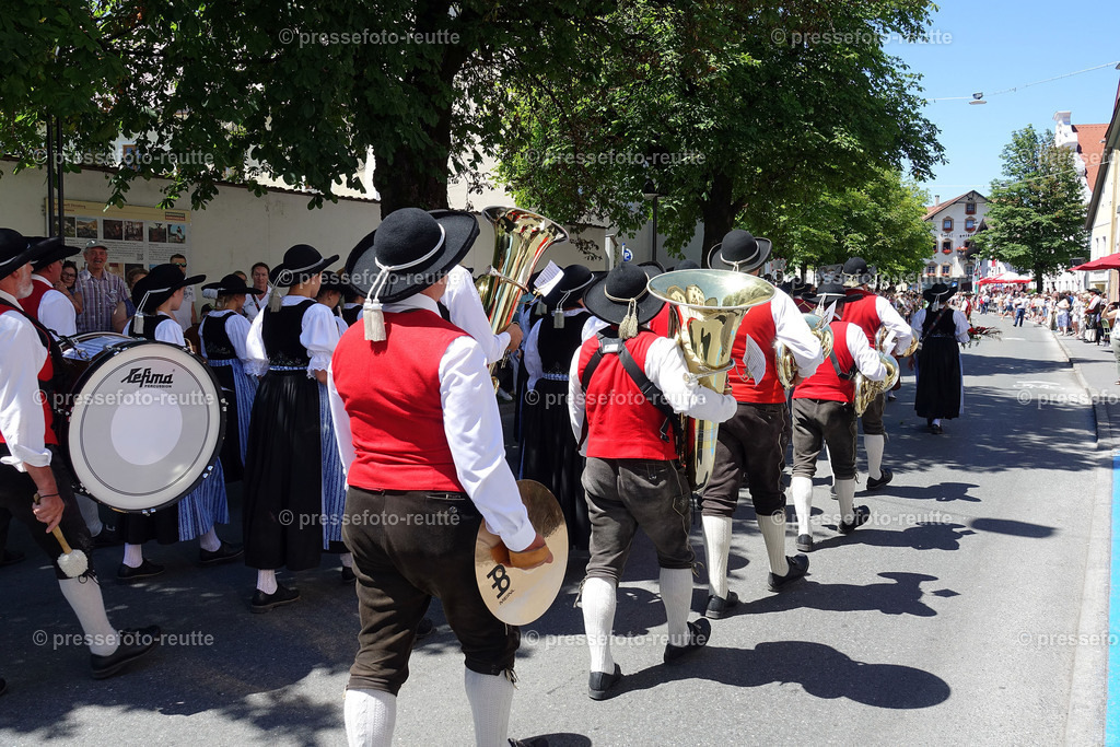 news-2022-Juli17-Musikumzug-Reutte-DSD03106-Bach | Info aus dem Bezirk Reutte/Ausserfern Tirol sowie eine umfangreiche Bilddatenbank über die gesamte Region: Lechtal, Talkessel Reutte, Tannheimertal, Zwischentoren. Lech, Plansee, Zugspitze, Grenztunnel, B179, Fernpassstraße, Verkehr, Lawinen, Tradition, - Realisiert mit Pictrs.com
