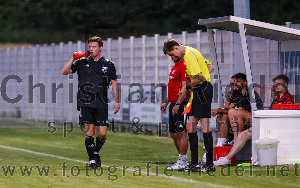 2023-07-20_074_FC_Finsing_gegen_TSV_Wartenberg | Finsing, Deutschland, 20.07.2023:
Fußball, Kreisliga 2023 / 2024, Testspiel, FC Finsing gegen TSV Wartenberg, Endergebnis: 1:0

Maximilian Eberhart (FC Finsing, #21), Trainer Thomas Bonnet (FC Finsing)

Foto: Christian Riedel / fotografie-riedel.net