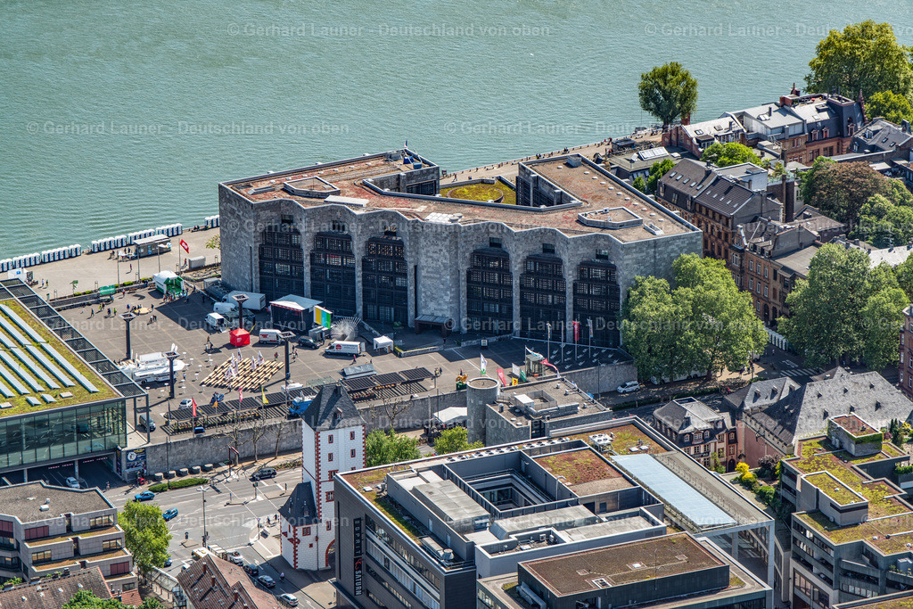 3800226 | Das  denkmalgeschützte Gebäude des Rathauses  der Stadt Mainz, am Rheinufer, bildet mit dem  Brandzentrum, dem Hilton-Hotel und der Rheingoldhalle  einen  Komplex der Nachkriegsmoderne.