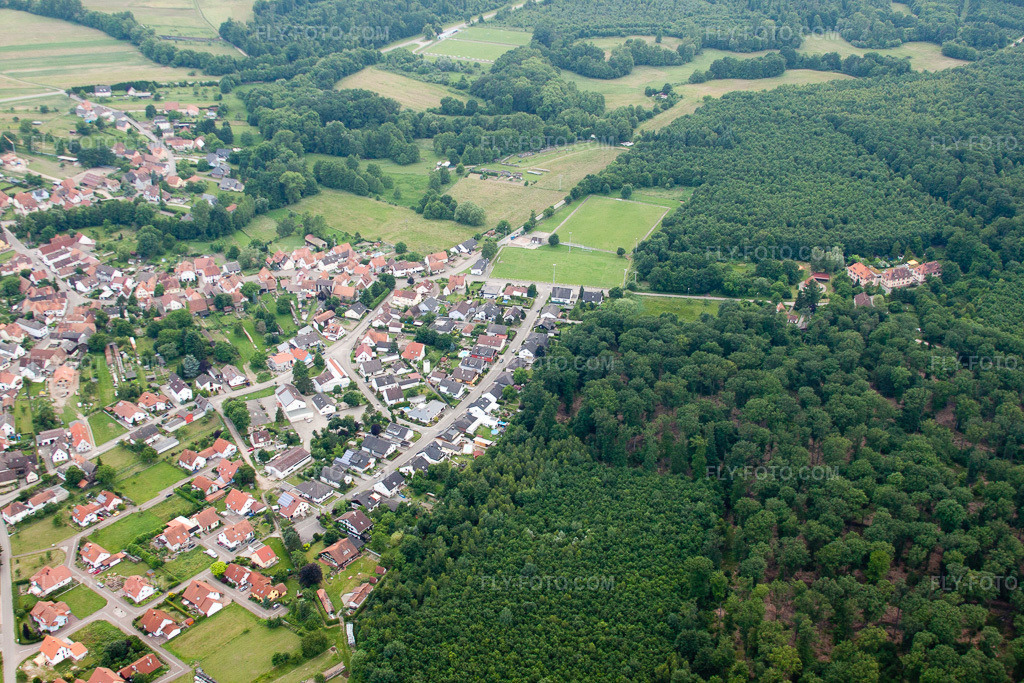 Aerial view: Scheibenhardt in Scheibenhard in the state Bas-Rhin, France. – Photo: IMG_28726.jpg taken on 06/14/2010 by Werner Riehm/FLY-FOTO.com – Resolution of the original: 4752 x 3168 px