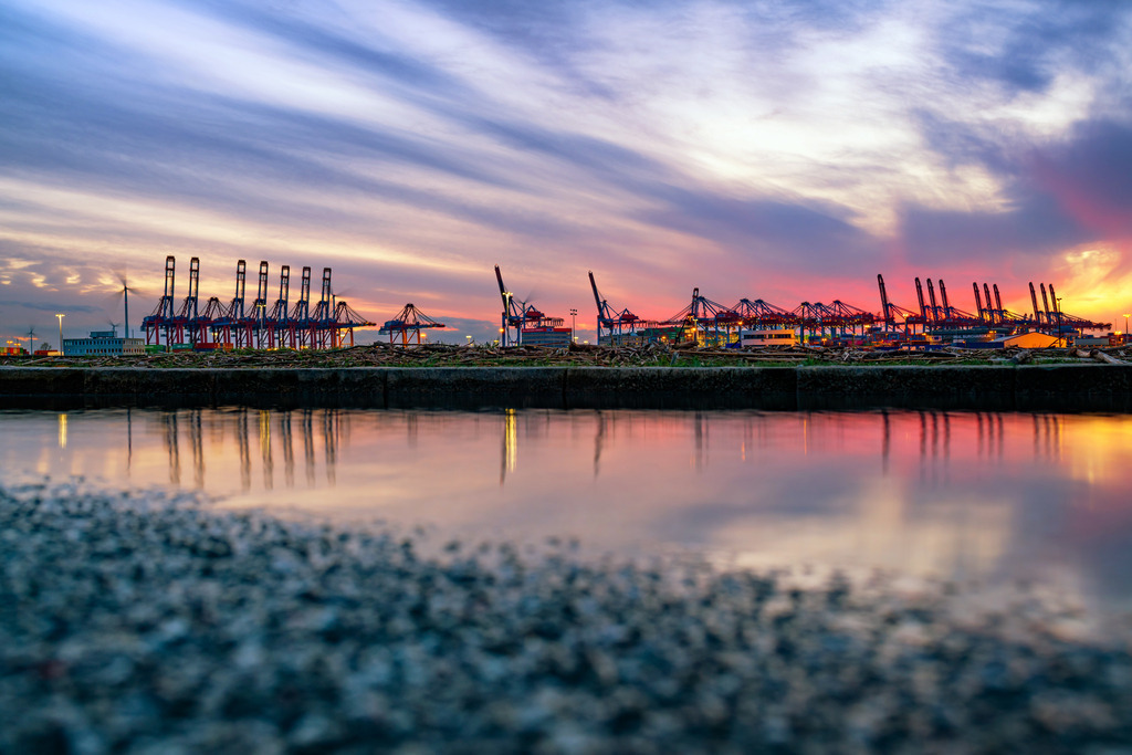 10240604 - Abendrot im Hafen | Abendrot im Hamburger Hafen mit einer stimmungsvollen Wasserspiegelung.