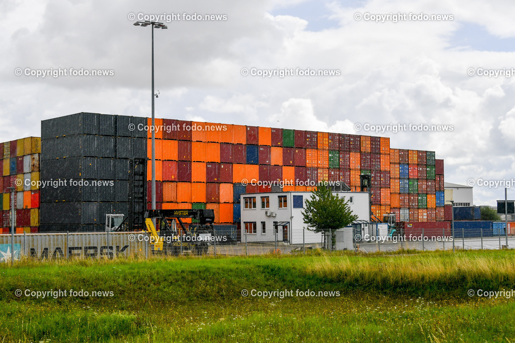 Deutschland_ Baden-Wuerttemberg_ Ulm_ 31.08.2025-7 | 31.08.2025, Deutschland, GER, Baden-Wuerttemberg, Ulm, im Bild Themenbild, Gueterverkehr, kombinierter Verkehr, Containerumschlag, Bahn-Logistik, Intermodaltransport, nachhaltiger Guetertransport, Schiene-Straße-Anbindung, Logistikzentrum, Transportknotenpunkt, Infrastruktur Ulm, DUSS, Frachtverteilung, Gueterdrehscheibe, Logistiknetzwerk, umweltfreundlicher Transport, Container, Fracht, Kran, Stapel, Feature, Symbolbild