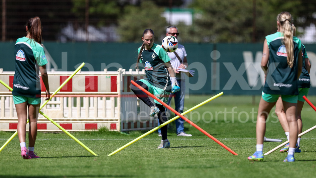 Fussball, Google Pixel Frauen-Bundesliga, Training SV Werder Bremen | Sinem Özdemir (Torhüterin, Torwart, SV Werder Bremen) bei einer Trainingsübung, Fußballtennis