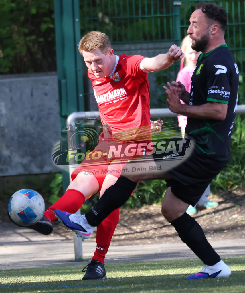 Bünder SV - SC Enger | Auf dem Bild zu sehen: rot Bünder SV: Tobias Zwiener ; schwarz SC Enger: Alexander Tiefenbach Bünder SV, SC Enger, Saison 25/26, Kreisliga A, Bünde, Deutschland - Realisiert mit Pictrs.com