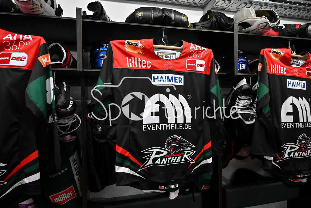 Augsburger Panther - ERC Ingolstadt | Die Trikots haengen in der Pantherkabine vor der Partaie gegen Ingolstadt / DEL: Augsburger Panther - ERC Ingolstadt, Curt Frenzel Stadion am 26.01.2025