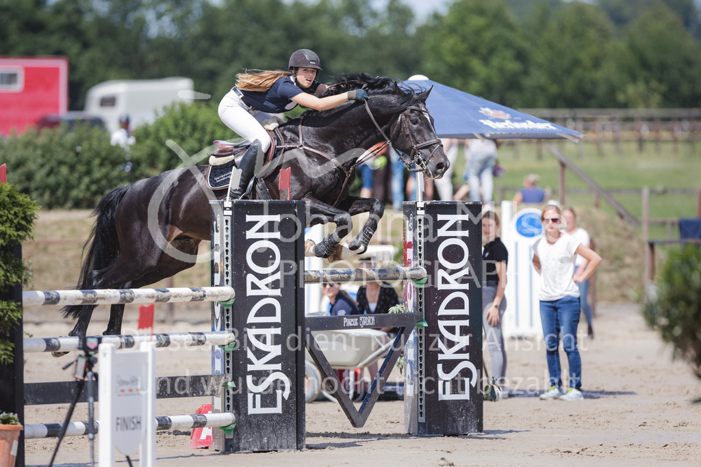 220612_LüPfSpTa_Punkte-L-534 | Lützower Pferdesporttage
Punktespringprüfung Kl.L mit Joker geschlossen
12.06.2022