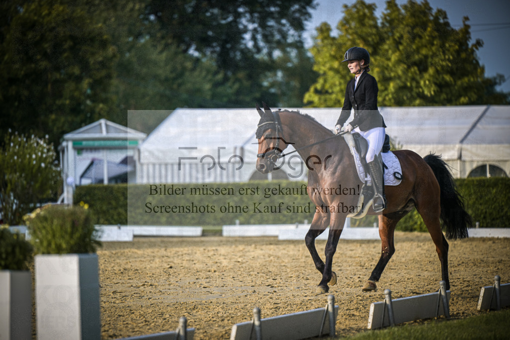 DOS_2222 | Entdecke hochwertige Reitturnierfotos von Foto Oger. Professionell, emotional und authentisch – jetzt Lieblingsmomente im Shop bestellen.Deutschlandweite Turnierfotografie. - Realisiert mit Pictrs.com