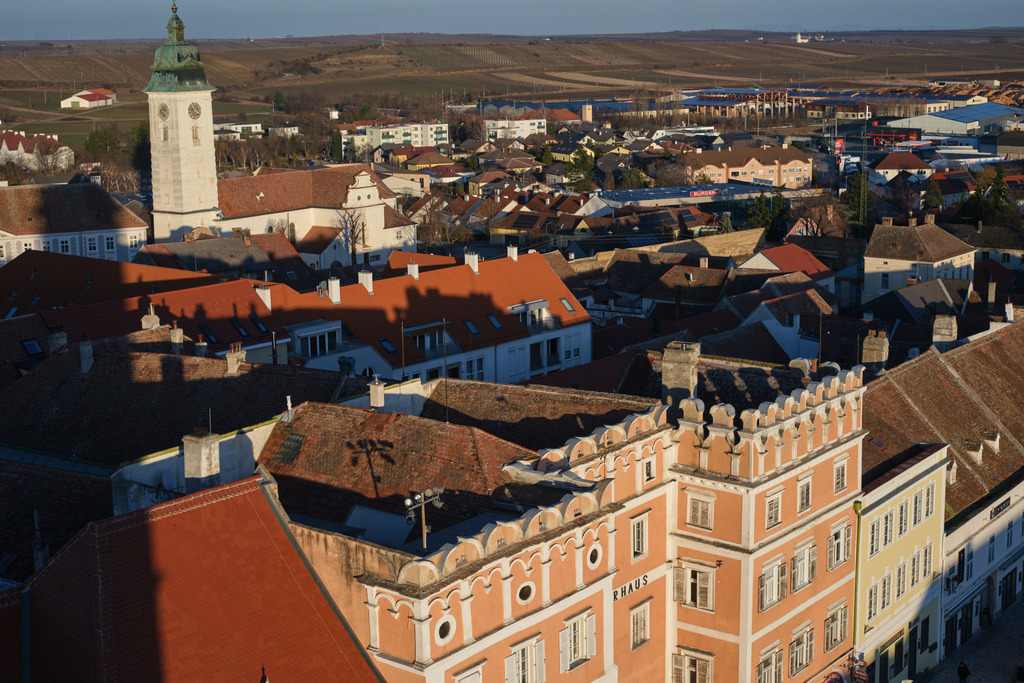Blick von oben auf den Stadtteil Retz | Retz, Austria - January 28, 2024: Blick von oben auf den Stadtteil Retz. - Realisiert mit Pictrs.com