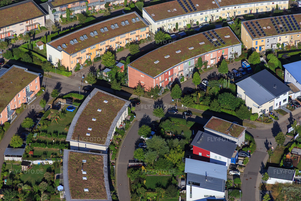 Luftbild: Wie ein Amphitheater angelegtes Wohnquartier Fünfzig Morgen im Ortsteil Hohenwettersbach in Karlsruhe im Bundesland Baden-Württemberg in Deutschland. Foto: IMG_092907.jpg vom 13.08.2016 durch Werner Riehm/FLY-FOTO.de