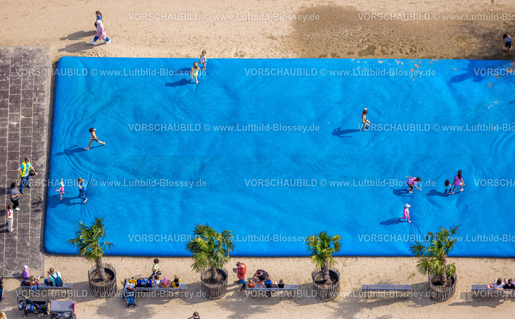 Kevelaer240402803SpielparadiesIrrland | Luftbild, Spielparadies Freizeitpark Irrland, Riesen-Hüpfkissen und Kinder, Twisteden, Kevelaer, Niederrhein, Nordrheon-Westfalen, Deutschland
