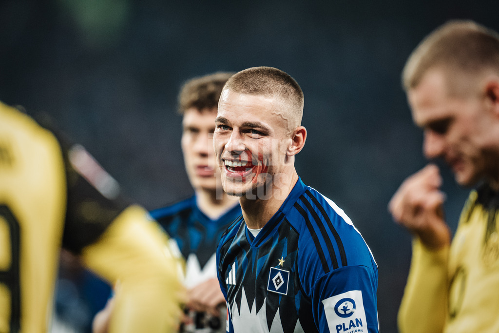 Fußball | Männer | Saison 2025/2026 | 1. Fußball-Bundesliga | 10. Spieltag | Hamburger SV vs. Borussia Dortmund | 08.11.2025 | Miro Muheim (#28, HSV) lacht