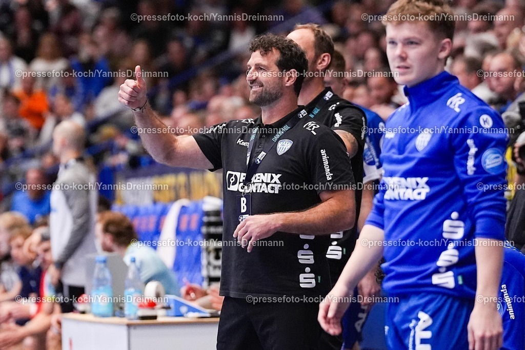xYDRx05112501161 | 05.11.2025, xydrx, Handball, Achtelfinale DHB Pokal, TBV Lemgo Lippe - VfL Gummersbach, PHOENIX Contact-Arena: Florian Kehrmann (Trainer TBV Lemgo Lippe) hält den Daumen hoch und freut sich