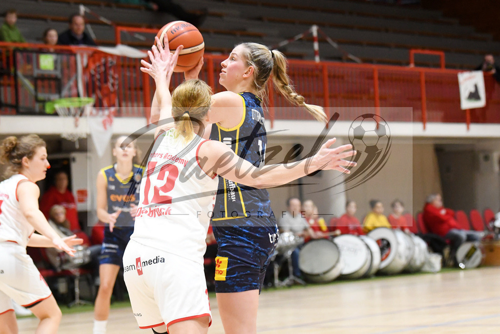 20200209_PAOEBS_0033 | Basketball, Frauen: Katrin Sokoll-Potratz (Panthers Academy Osnabrueck) und Harriet Ottewill-Soulsby (Eintracht Braunschweig) im Zweikampf waehrend des Spiels der 2. DBBL zwischen Panthers Academy Osnabrueck und Eintracht Braunschweig im datos – home of the panthers am 09.02.2020 in Osnabrueck, Deutschland. - Realisiert mit Pictrs.com