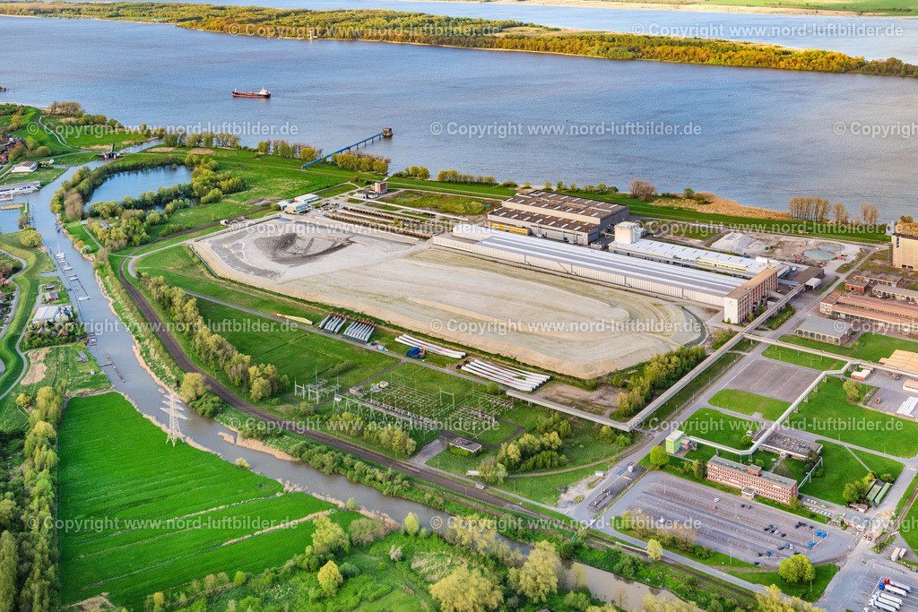 Stade_Bützfleth_Neubau_Areva_ELS_1537140424 | STADE 14.04.2024 Baustelle mit Erschließungs - und Erdaufschüttungs- Arbeiten " Areva " an der Johann-Rathje-Köser-Straße in Stade im Bundesland Niedersachsen, Deutschland. // Construction site with development works and embankments works " Areva " on street Johann-Rathje-Koeser-Strasse in Stade in the state Lower Saxony, Germany. Foto: Martin Elsen