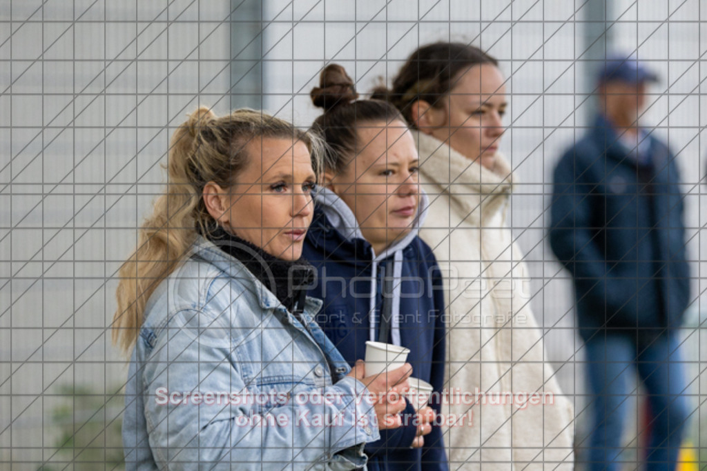 20251005_122851_0491 | #,1.Göppinger SV (rot) vs. SGM Aufhausen/Nellingen (grau), Fußball, Frauen-Regionenliga 3 - WfV, 04. Spieltag, Saison 2025/2026, Kunstrasenplatz Nord, Hohenstaufenstr. 116, 73033 Göppingen, 05.10.2025 - 11:00 Uhr,Foto: PhotoPeet-Sportfotografie/Peter Harich