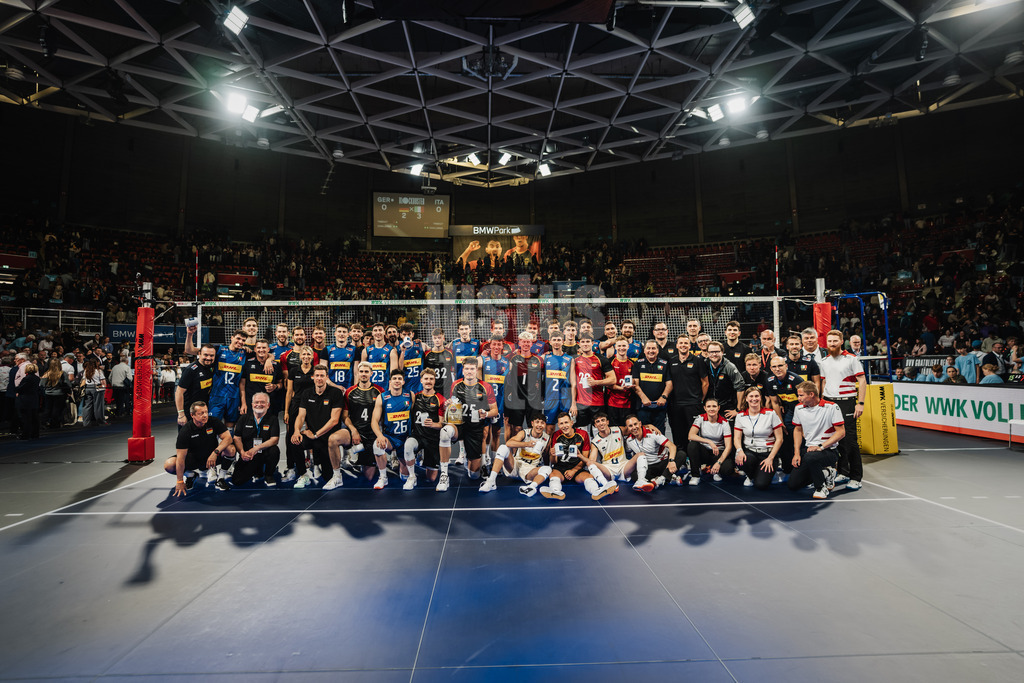 Volleyball | Männer | Testspiel | Deutschland vs. Italien | 26.05.2025 | Teamfoto Mannschaftsfoto Deutschland Italien und Schiedsrichter