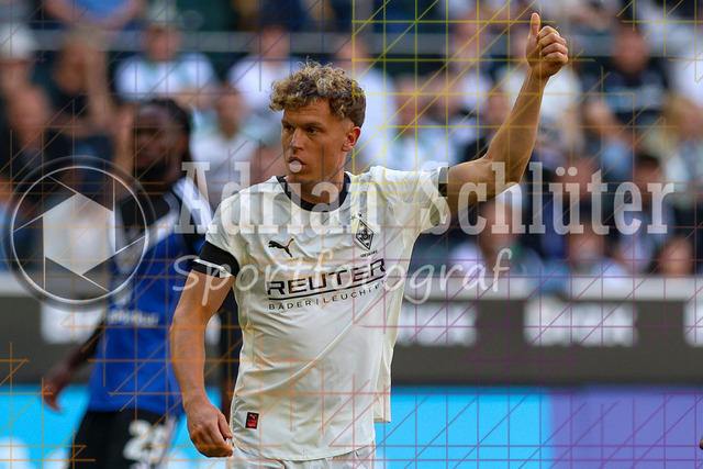 Borussia Mönchengladbach vs Hamburger SV - Bundesliga  | Mönchengladbach, Deutschland, 24.08.25:   Robin Hack (Borussia Mönchengladbach) gestikuliert, Gestik waehrend des Spiels der Bundesliga zwischen Borussia Mönchengladbach vs Hamburger SV im Stadion im Borussia Park(Foto von Brauer-Fotoagentur / Adrian Schlueter)