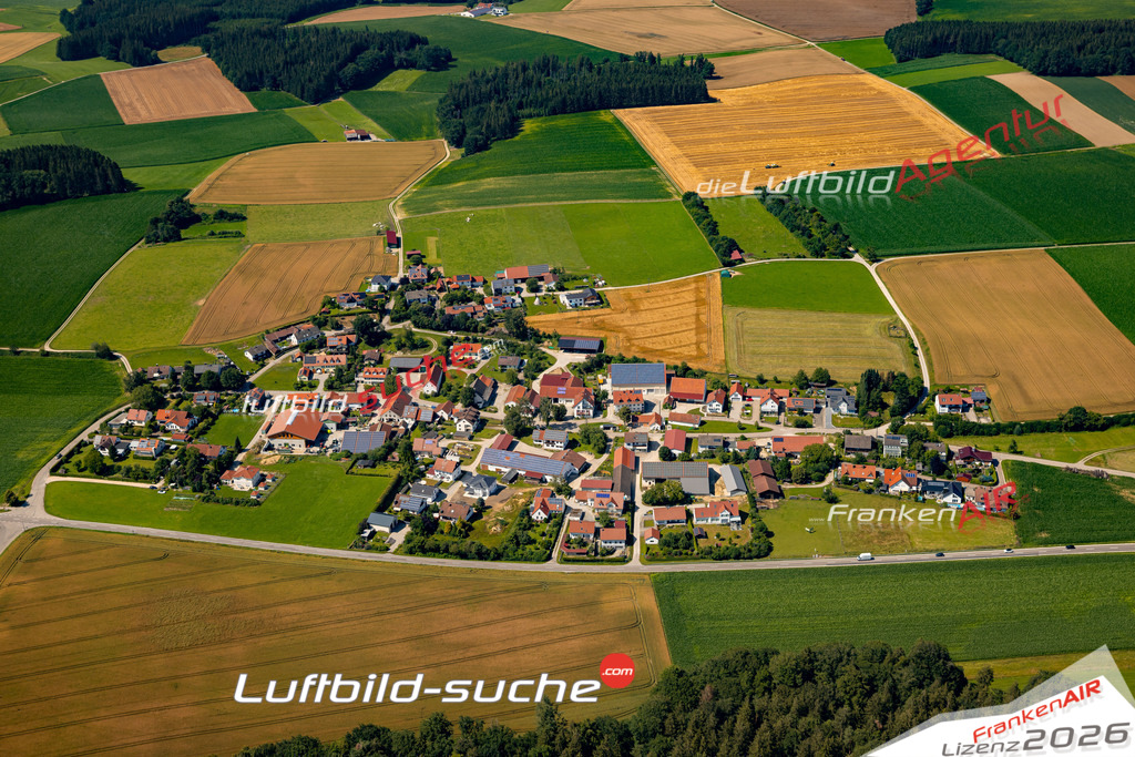 Das Luftbild zeigt : Zillenberg Ried - Die Luftaufnahme wurde 2024 vom UL-Flugzeug aus erstellt ( keine Drohne ) - Hochauflösende Luftaufnahme - Für grossformatige Ausdrucke geeignet. Die Geschenkidee !Mit Lizenz und Bildrechte bestellbar