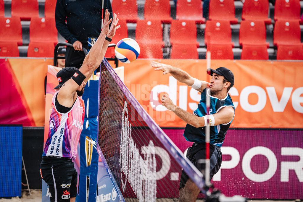 Sportart | Geschlecht | Saison 2022/2023 | Liga | Team1 vs. Team2 | TT.MM.JJJJ | Tilo Rietschel (rechts) schlägt gegen den Block von Jonathan Erdmann (links)