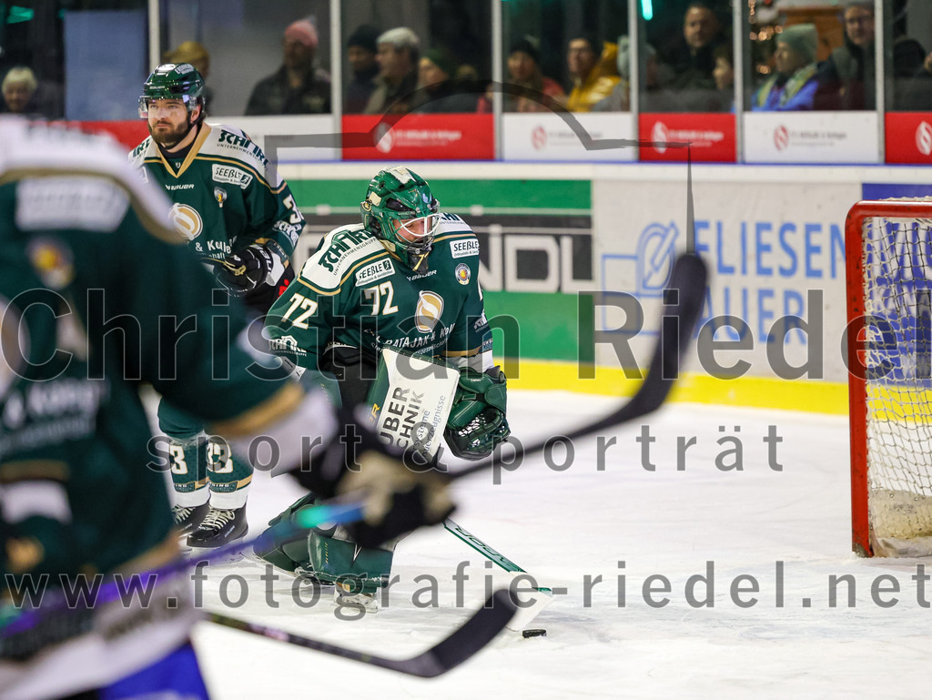 2026-01-06_066_TSV_Erding_gegen_EV_Lindau_Islanders | Erding, Deutschland, 06.01.2026:Eishockey, Oberliga Süd 2025 / 2026, 35. Spieltag, TSV Erding gegen EV Lindau Islanders, Endergebnis: 2:5Marc Schmidpeter (Erding Gladiators, #33), Torwart David Zabolotny (Erding Gladiators, #72)Foto: Christian Riedel / fotografie-riedel.net