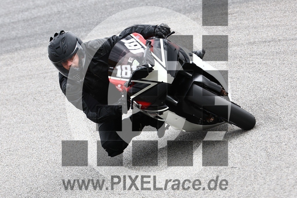 0181-20240704_01766 | Schöne Erinnerungen an spannende Momente - das festzuhalten ist unser Job. PIXELrace.de ist seit 2003 auf den Rennstrecken Europas unterwegs um die Action draußen beim Fahren und die wunderbare Stimmung imm Fahrerlager für euch einzufangen.