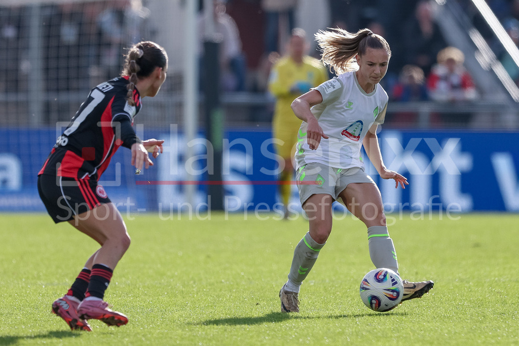Fussball, Google Pixel Frauen-Bundesliga, Eintracht Frankfurt - SV Werder Bremen | Michelle Weiß (SV Werder Bremen, 15) am Ball, Einzelbild, Ganzkörper, Aktion, Action, Spielszene, DIE DFB-RICHTLINIEN UNTERSAGEN JEGLICHE NUTZUNG VON FOTOS ALS SEQUENZBILDER UND/ODER VIDEOÄHNLICHE FOTOSTRECKEN. DFB REGULATIONS PROHIBIT ANY USE OF PHOTOGRAPHS AS IMAGE SEQUENCES AND/OR QUASI-VIDEO.