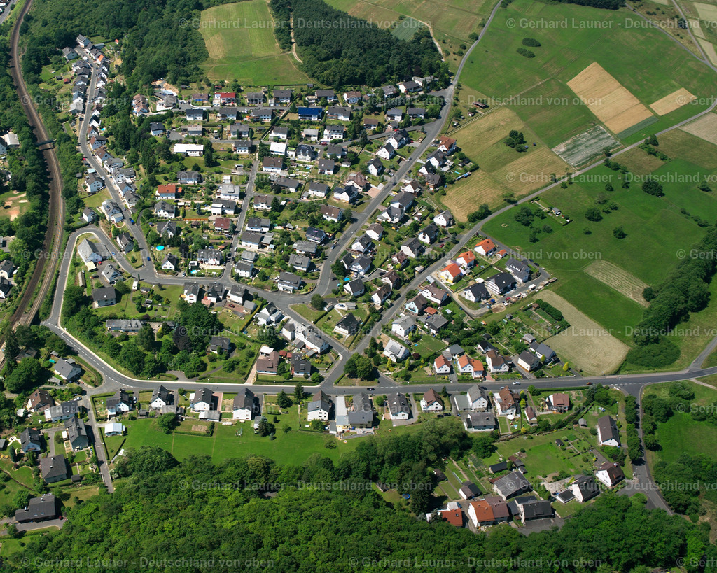 2610555 | SECHSHELDEN 09.06.2006 Wohngebiet einer Einfamilienhaus- Siedlung  in Sechshelden im Bundesland Hessen, Deutschland // Single-family residential area of settlement  in Sechshelden in the state Hesse, Germany Foto: Gerhard Launer