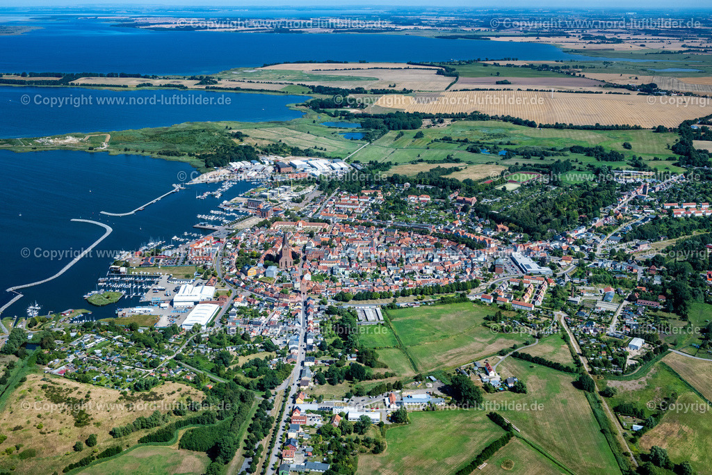 Barth_ELS_8669100822 | BARTH 10.08.2022 Altstadtbereich und Innenstadtzentrum am Küstenverlauf der Ostsee in Barth im Bundesland Mecklenburg-Vorpommern, Deutschland. Weiterführende Informationen bei: Stadt Barth. // Old Town area and city center on the coast of the Baltic Sea in Barth in the state Mecklenburg - Western Pomerania, Germany. Further information at: Stadt Barth. Foto: Martin Elsen