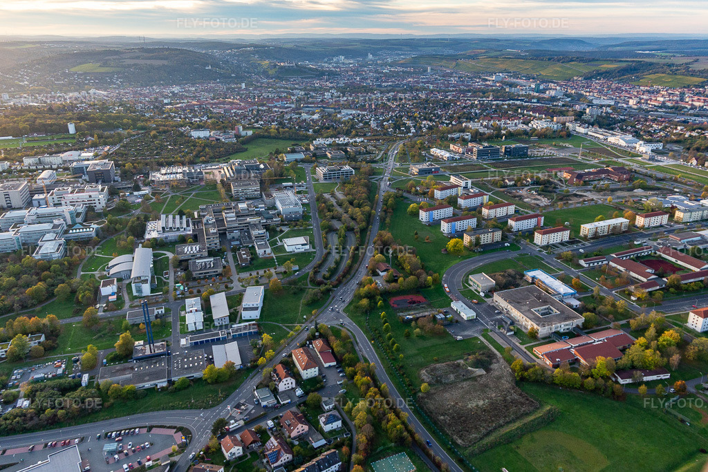 Luftbild: Julius-Maximiliansuniversität, Institut für Informatik im Ortsteil Frauenland in Würzburg im Bundesland Bayern in Deutschland. Foto: IMG_119736.jpg vom 26.10.2019 durch Werner Riehm/FLY-FOTO.de