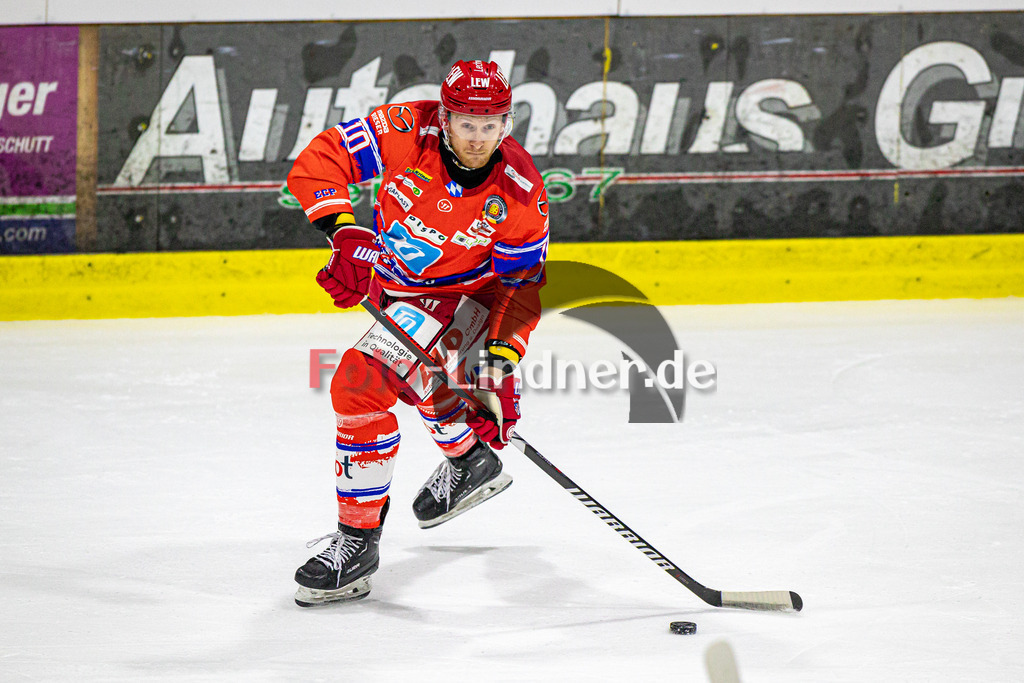 EC Peiting vs EV Füssen | Eishockey Oberliga Süd Vorrunde 2024/2025, EC Peiting vs EV Füssen, 20241002,Daniel HOLZMANN (ECP 10) in Aktion, Freisteller,2024-10-02 in Peiting (Eisstadion)Daniel HOLZMANN (ECP 10)Copyright: WolfgangxLindner foto-lindner.de