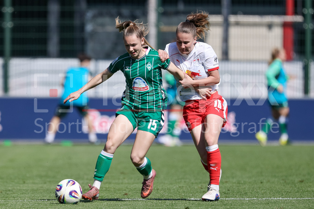 Fussball, Google Pixel Frauen-Bundesliga, RB Leipzig - SV Werder Bremen | v.li.: Michelle Weiß (SV Werder Bremen, 15) und Annabel Schasching (RB Leipzig, 16) im Zweikampf, Duell, Dynamik, Aktion, Action, Spielszene, DIE DFB-RICHTLINIEN UNTERSAGEN JEGLICHE NUTZUNG VON FOTOS ALS SEQUENZBILDER UND/ODER VIDEOÄHNLICHE FOTOSTRECKEN. DFB REGULATIONS PROHIBIT ANY USE OF PHOTOGRAPHS AS IMAGE SEQUENCES AND/OR QUASI-VIDEO.