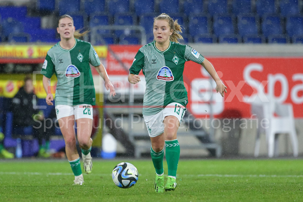 Fussball, Google Pixel Frauen-Bundesliga, MSV Duisburg - SV Werder Bremen | v.li.: Ricarda Walkling (SV Werder Bremen, 13) am Ball, Einzelbild, Ganzkörper, Aktion, Action, Spielszene, DIE DFB-RICHTLINIEN UNTERSAGEN JEGLICHE NUTZUNG VON FOTOS ALS SEQUENZBILDER UND/ODER VIDEOÄHNLICHE FOTOSTRECKEN. DFB REGULATIONS PROHIBIT ANY USE OF PHOTOGRAPHS AS IMAGE SEQUENCES AND/OR QUASI-VIDEO.