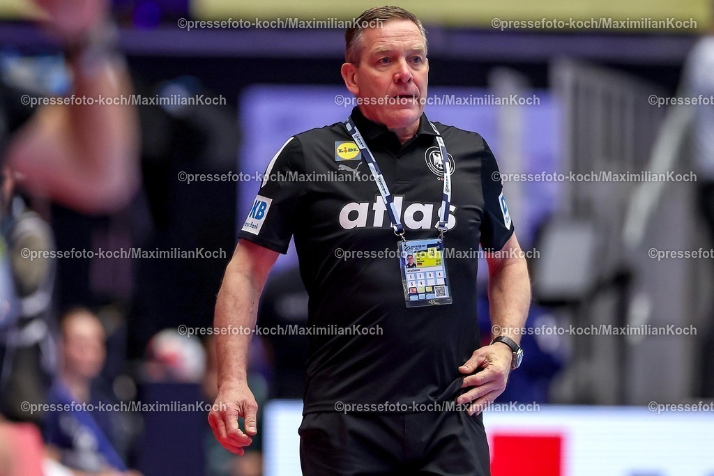 EHF22012601066 | 22.01.2026, Handball, Men's EHF EURO 2026, Deutschland - Portugal, Jyske Bank Boxen in Herning, Dänemark, Main Round: Headcoach Alfred Gislason (Germany #hc) gestikulierend am Spielfeldrand  