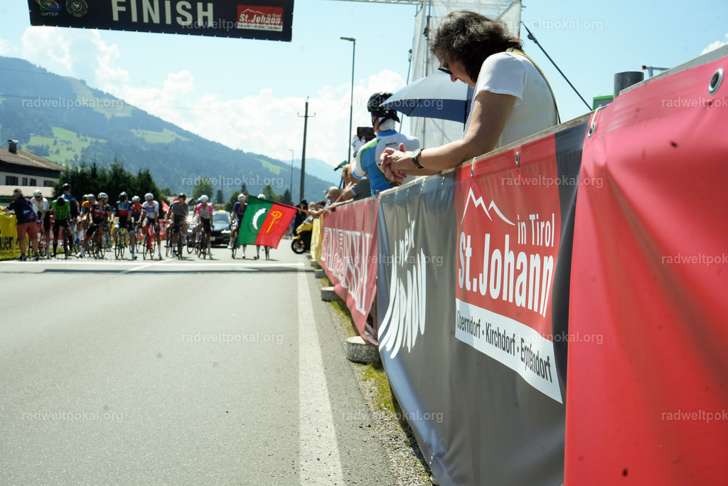 189_20230817_Bewerb_Maenner_Muehlanger | AUT - OESTERREICH, 2023-08-16: SPORT RENNRAD-FAHREN - 55. INTERNATIONALER RADWELTPOKAL IN ST. JOHANN IN TIROL  - Vintage-Radrennen mit WM-Bronze-Medaillen-Siegerin Christina Schweinberger, den Teilnehmer und Alexander Baumann (vom Orginastions-Team) - TAG 2 BEWERB MAENNER IN SECHS GRUPPEN  ; Foto: Roland Muehlanger