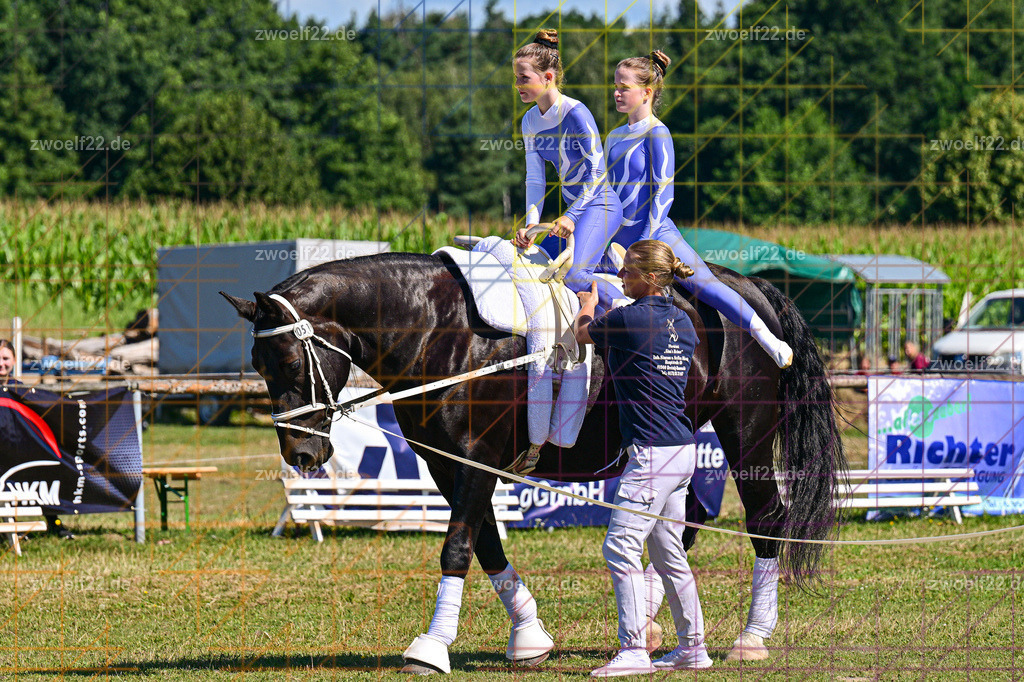 30 Jahre RFV Pulsnitz e.V., Pulsnitz am 09.08.2026 | 30Jahre Reit- und Fahrverein Pulsnitz e.V., Pulsnitz am 08.08.26, Zur 28. breitensportlichen Veranstaltung des RFV Pulsnitz e.V. fanden verschiedene Wettbewerbe in nahezu allen Disziplinen des Pferdesport statt.- Voltigier-Wettbewerb im Schritt - Realisiert mit Pictrs.com
