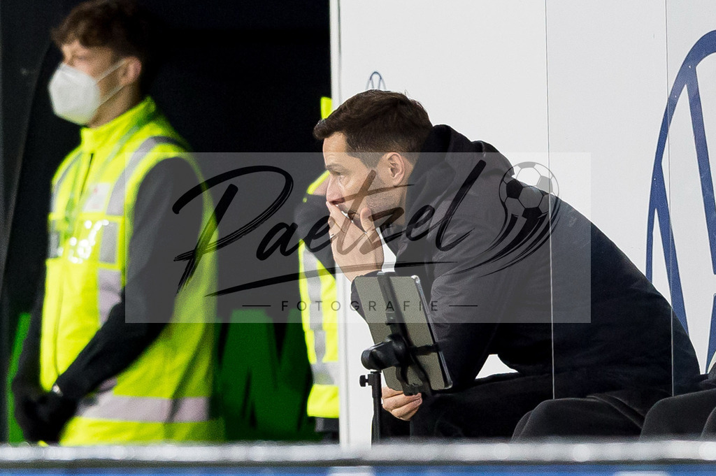 WOBFUE20220206_021 | Fussball, Herren: Trainer Stefan Leitl (SpVgg Greuther Fuerth) schaut bei dem Spiel der 1. Bundesliga zwischen VfL Wolfsburg und SpVgg Greuther Fuerth in der Volkswagen Arena am 06.02.2022 in Wolfsburg, Deutschland.DFB / DFL REGULATIONS PROHIBIT ANY USE OF PHOTOGRAPHS AS IMAGE SEQUENCES AND/OR QUASI-VIDEO. - Realisiert mit Pictrs.com