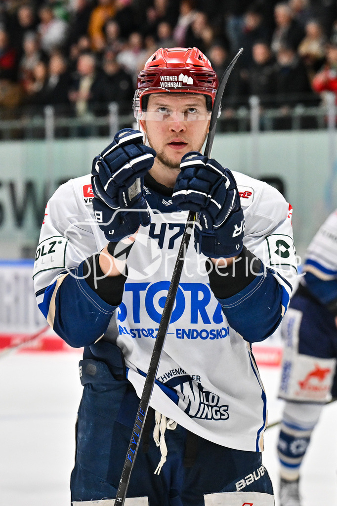 Augsburger Panther - Schwenninger Wild Wings | AUGSBURG, GERMANY - 02. JANUARY: die Spieler der Gäste bedanken sich nach der Niederlage in Augsburg bei den mitgereisten Fans - Alexander KARACHUN (Schwenninger Wild Wings 47) nach dem Match zwischen den Augsburger Panthern und den Schwenninger Wild Wings am 35. Spieltag der Penny DEL im Curt Frenzel Stadion